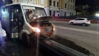 В центре Саратова маршрутка въехала в лежащую на дороге трубу. Пострадали пассажиры