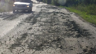 Жители Татищевского района жалуются на ужасное качество ремонта дороги