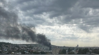 Шесть расчетов тушат склад в центре Саратова