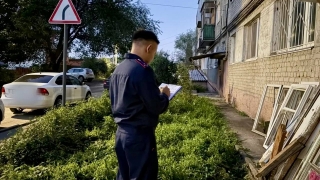 В Саратове с третьего этажа "хрущевки" упал двухлетний мальчик