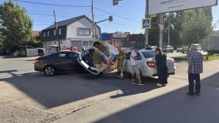 В Саратове в массовой аварии на Соколовой пострадала женщина