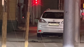 В Саратове автохамке на "Лексусе" снова выписали штраф за парковку на тротуаре
