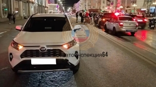 В Саратове 15-летняя девочка попала под колеса иномарки после падения с мотоцикла