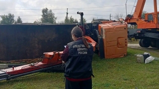 В Аткарске при опрокидывании грузовика со столбом пострадал рабочий