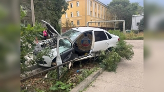 В Саратове "Гранта" влетела в забор. Двое в больнице