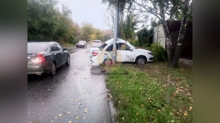 В Саратове водитель "Гранты" "обнял" столб и оказался в больнице