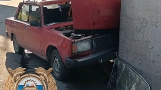 Пожилой водитель "семерки" влетел в опору моста на ВСО