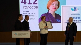 Принявшая более 9000 родов саратовская акушерка стала лауреатом премии "Первые лица"