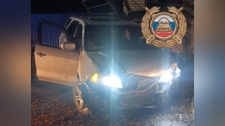 Ночью подросток разбил редкую иномарку и отправил пассажира в больницу