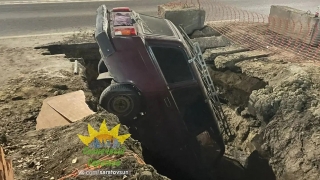 В Саратове на проспекте Строителей "четверка" провалилась в яму