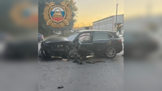 В Вольске Porsche Cayenne врезался в бетонное ограждение. Пострадали два человека