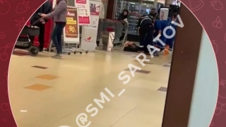 В ТЦ "Оранжевый" мужчина пырнул ножом незнакомца