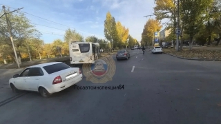 В парализовавшей электротранспорт Саратова дорожной аварии пострадали два человека