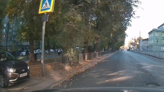 В Саратове бородач на "Весте" решил срезать путь по аллее на Рахова