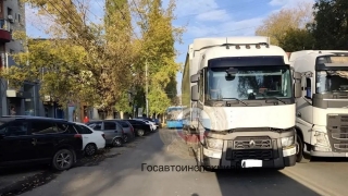 Саратовский долгожитель попал под колеса грузовой машины и погиб