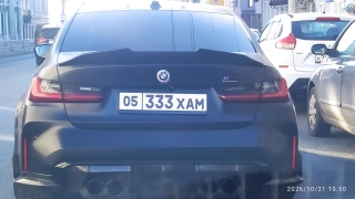 "Насмехается над саратовцами и полицией". В центре города заметили BMW со странными номерами
