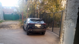 В Саратове автохамы блокируют выезд со двора жителям дома на Рабочей