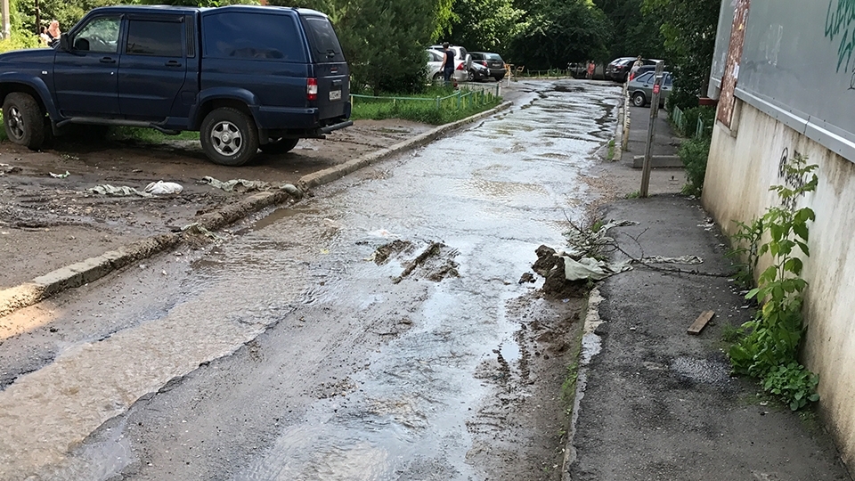 Коммунальщики все-таки заменили часть трубы у дома в Юбилейном