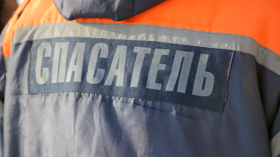 Спасатели и полиция вели переговоры с запертыми в квартире маленькими девочками