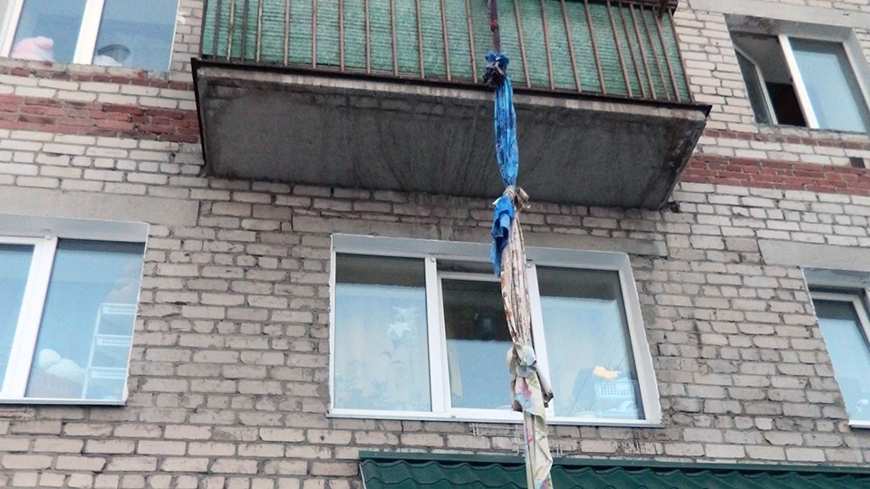 Женщина сорвалась с простыней на пятом этаже и погибла