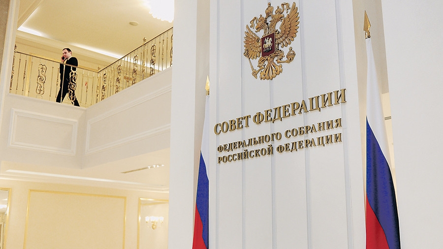Совет Федерации могут покинуть десять сенаторов