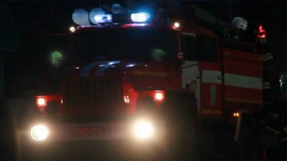 Пожарные эвакуировали 12 человек из горящего дома на Миллеровской