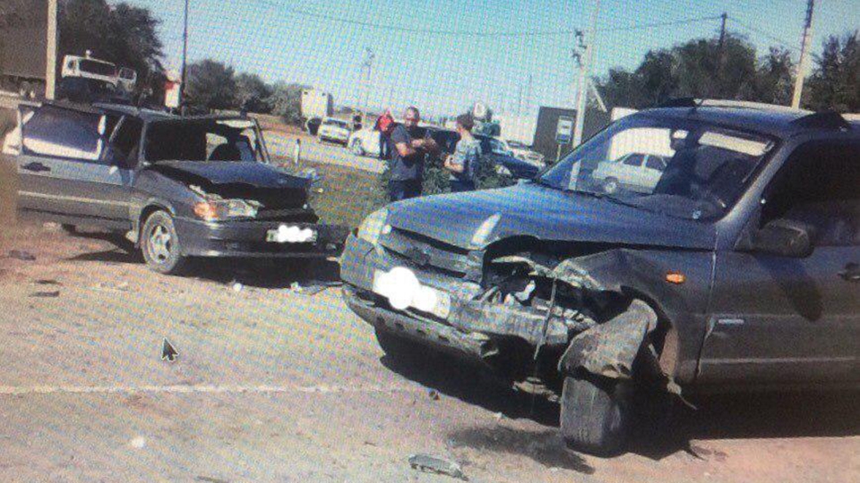 В столкновении двух авто на трассе пострадали пять человек