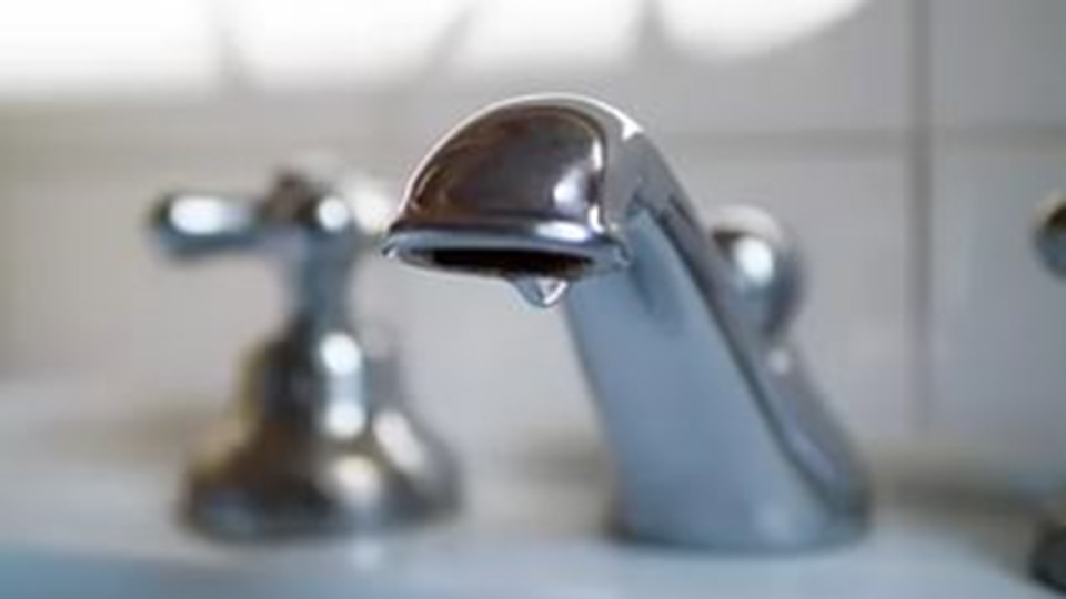 В трех районах Саратова на сутки отключат воду