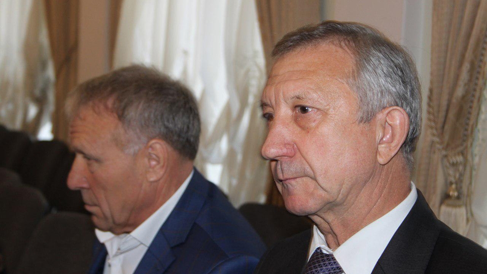 Глава Кировского района не знает о случаях "вероломного снятия" вывесок