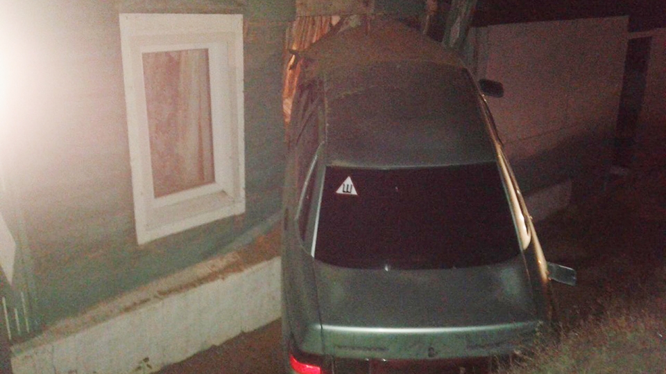 В Вольске ищут протаранившего дом водителя "десятки"