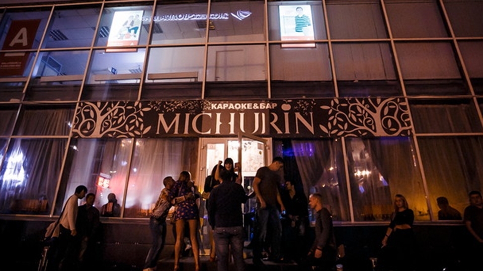 У караоке-бара на Мичурина вновь избили мужчину
