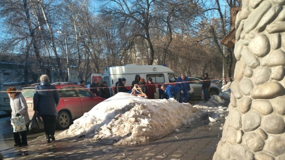 Минздрав рассказал о состоянии пострадавшей от падения льда женщины