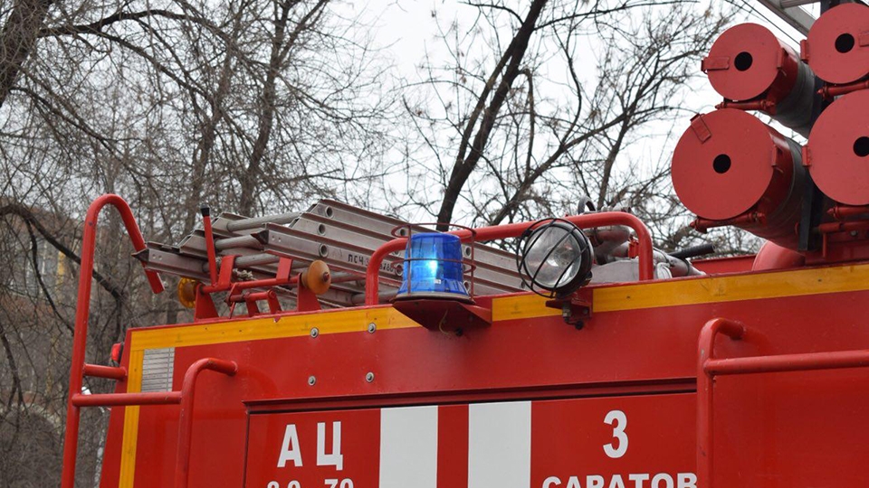 В Энгельсе горят складские помещения