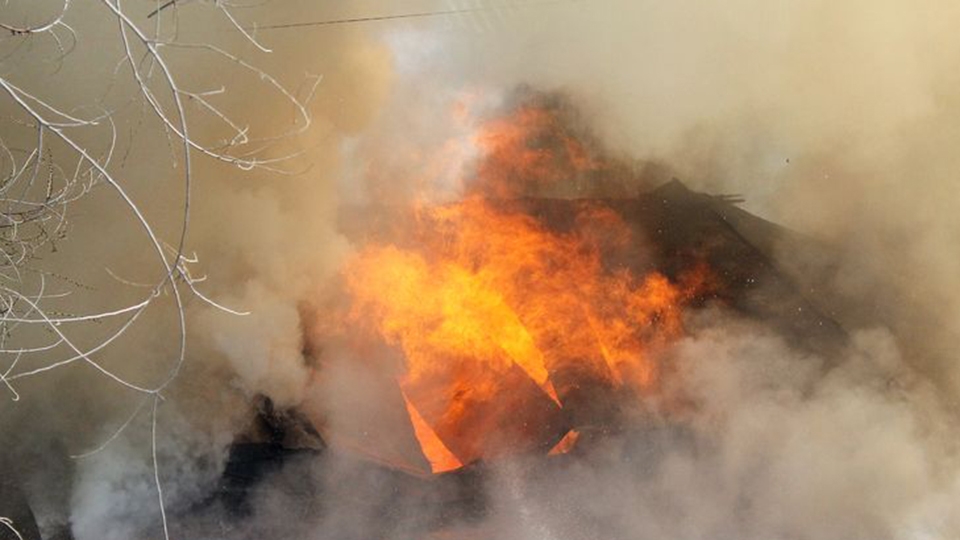 Под Хвалынском пенсионер лишился дома из-за пожара