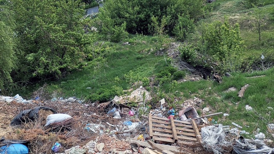 Мусор под окнами дачников. Чиновники обещают перегородить въезд в СНТ