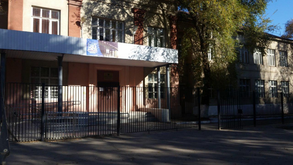 В Саратове с крыши ремонтируемой школы на младенца в коляске упала болгарка