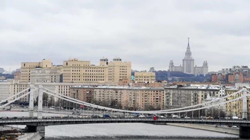 Пьяный саратовец упал в Москву-реку в районе Кремлевской набережной