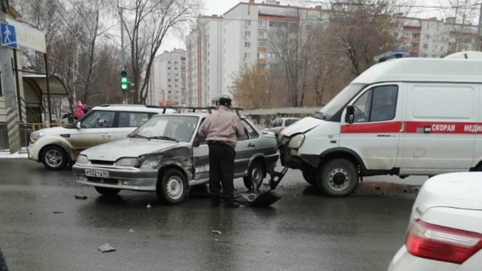 В Энгельсе перекресток не поделили "скорая" и "пятнадцатая"