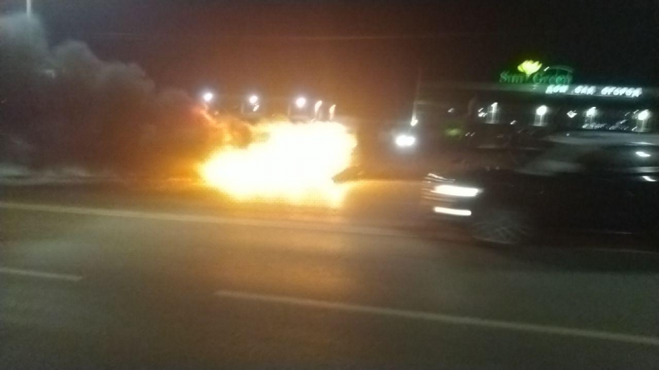 Саратовские пожарные тушили "огненный Ларгус" на Усть-Курдюмской