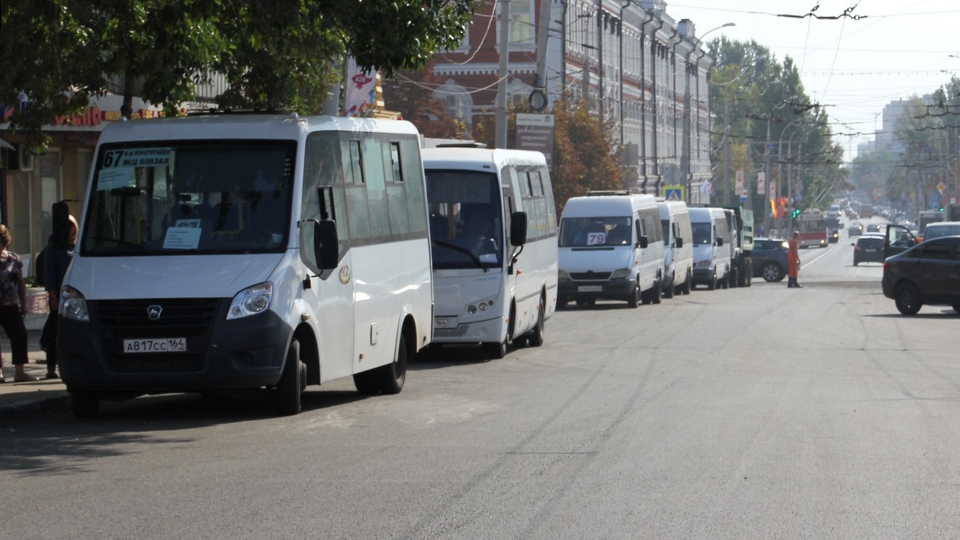 Мэрия расставила автобусы и троллейбусы по Привокзальной площади