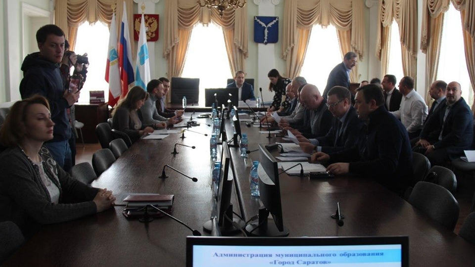 Мэрия и полиция не могут найти владельцев незаконных ларьков в центре Саратова