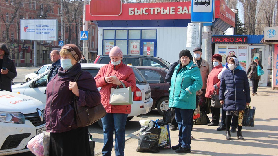 Россияне негативно оценивают обстановку в мире и считают хорошей свою жизнь