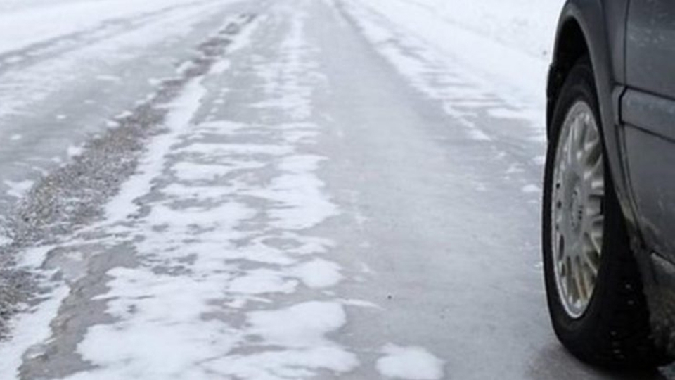 Гололедица: ГИБДД призывает водителей на летней резине к воздержанию