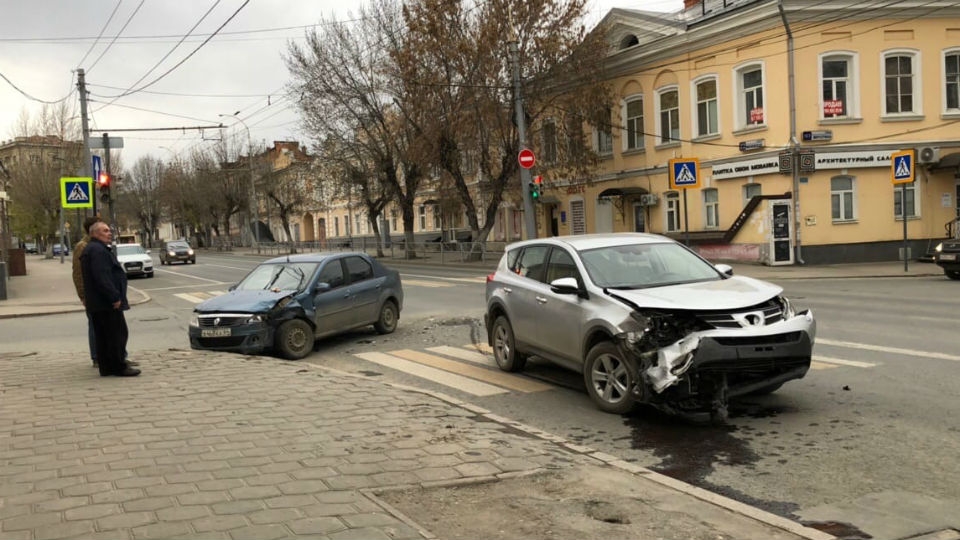 Водитель "Логана" устроил ДТП на Московской. Трое в больнице