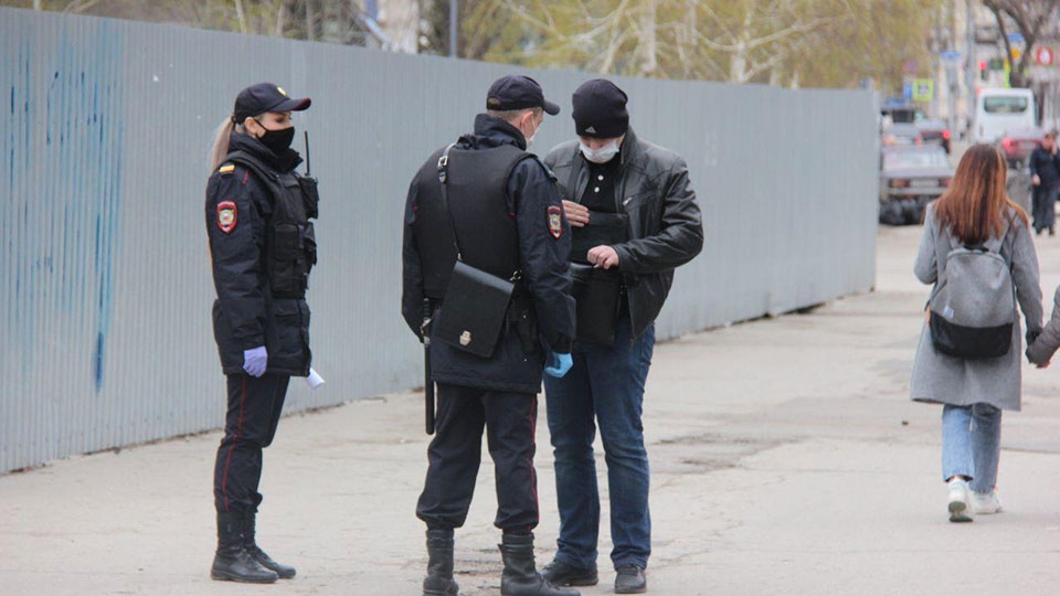 "Спал на лавочке, каталась на качелях, ехал по трассе, стоял у дома". Новые решения судов