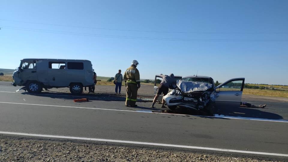 В аварии под Саратовом погиб водитель легковушки