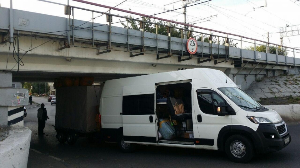 В ловушку саратовского "моста глупости" попался очередной водитель
