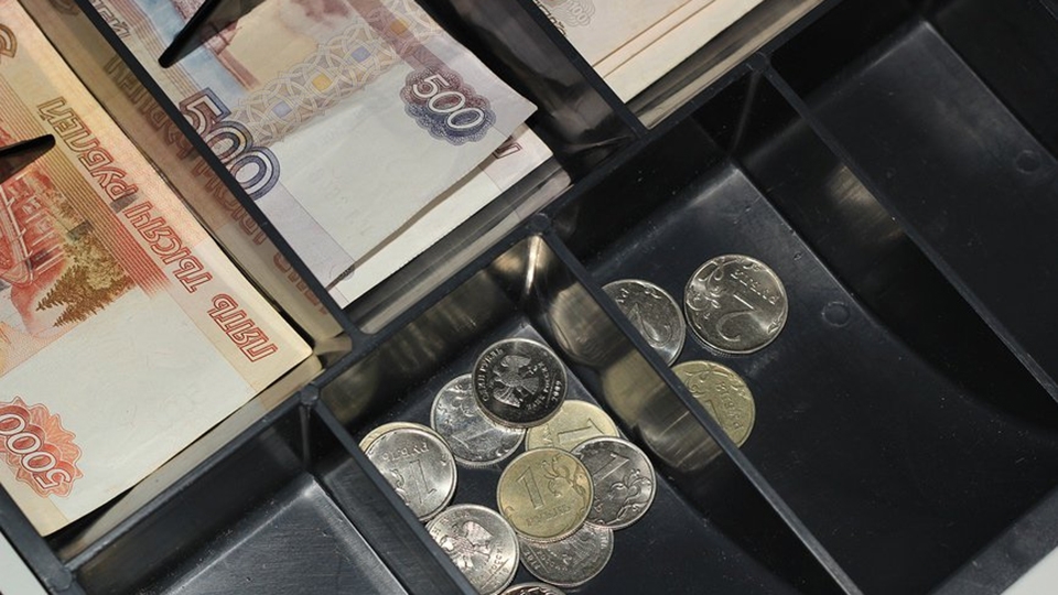 Продавец магазина на Гвардейской украла деньги из кассы
