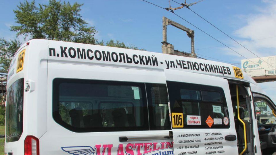 Водитель легкового авто "подрезал" 105-ю маршрутку и скрылся. Пассажир в больнице