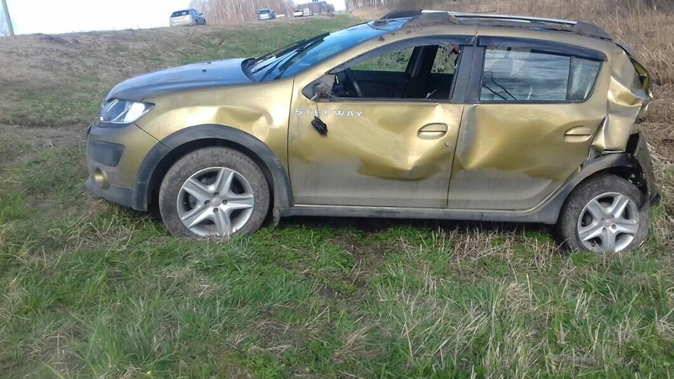 Женщина-водитель опрокинула "Рено" в кювет и попала в больницу